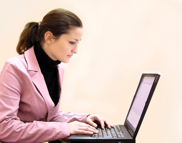 Žena, práca s notebookom, ružové sako